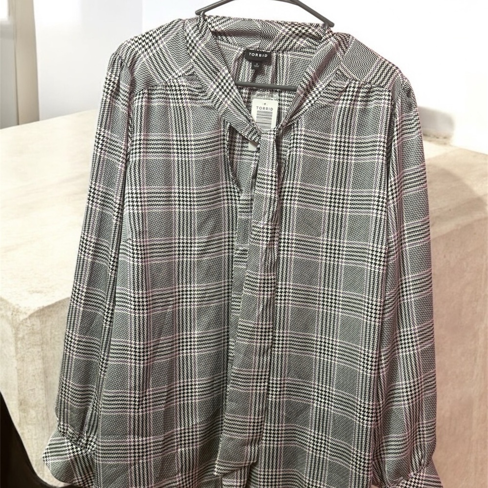 Torrid  women's blouse size 3x black and white